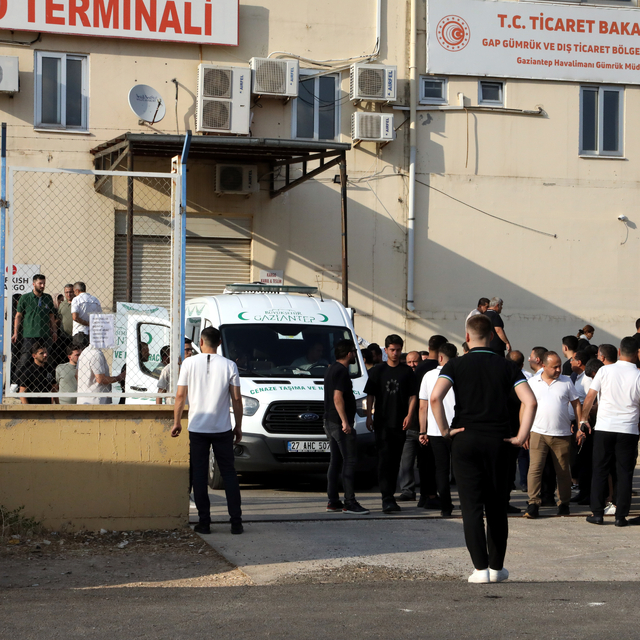 Kıbrıs'ta alabora olan gemide yaşamını yitiren Balyemez'in cenazesi uçakla...