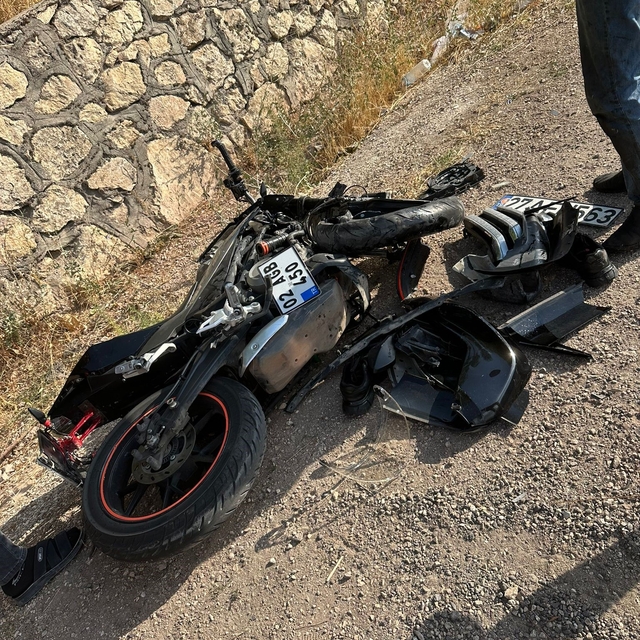 Otomobilin çarptığı motosiklet sürücüsü ağır yaralandı