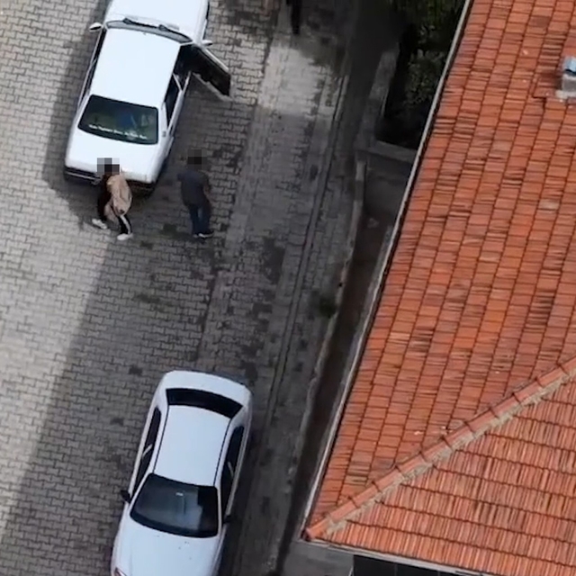 Ehliyeti yoktu, denetimden kaçtı: Yolcuyla yer değiştirirken görüntülendi