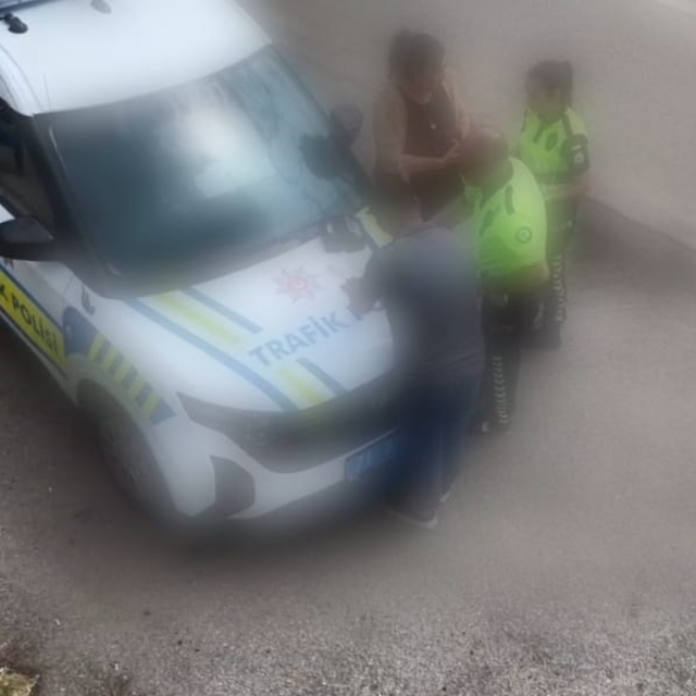 Trafik denetiminden kaçıp, yolcuyla yer değiştiren ehliyetsiz sürücüye 200...