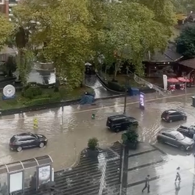 Rize'de sağanak cadde ve sokakları göle çevirdi