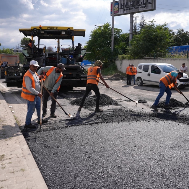 Düzce'de asfalt çalışmaları gece gündüz devam ediyor
15 bin ton asfalt dökü...