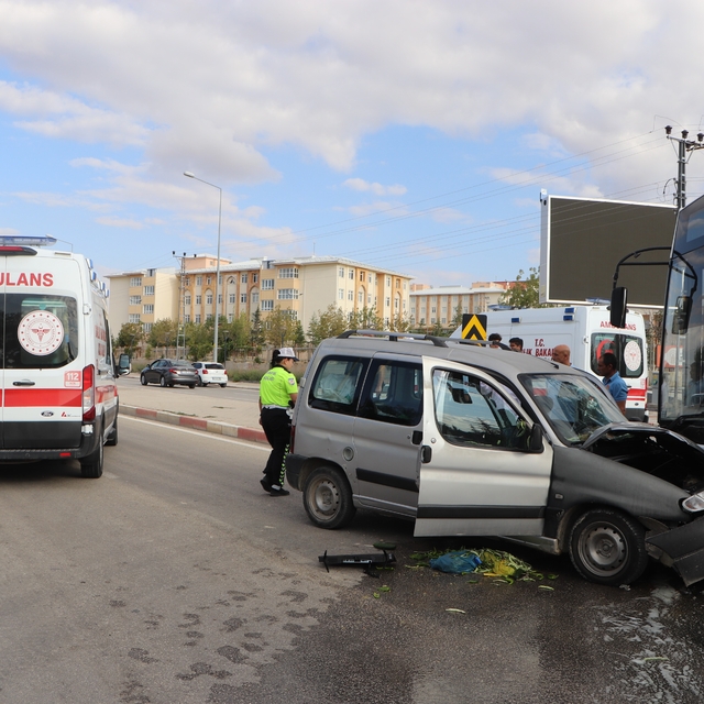 Karaman'da halk otobüsü ile ticari araç kafa kafaya çarpıştı: 5 yaralı