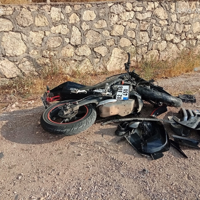 Otomobille kafa kafaya çarpışan motosikletin sürücüsü hayatını kaybetti