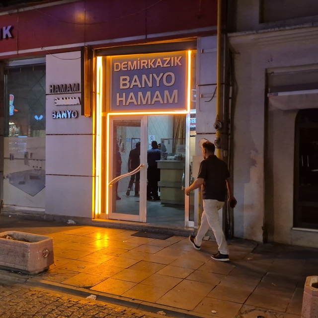 Eskişehir'de hamamda şüpheli ölüm
2 saatliğine oda kiralayan şahıs ölü bulu...