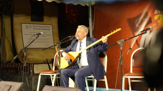 Bayburt'ta aşıklar 'Zafer Bayramı' anısına türküler söyledi