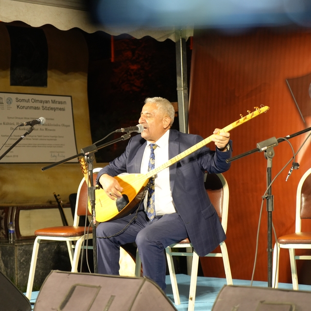 Bayburt'ta aşıklar 'Zafer Bayramı' anısına türküler söyledi