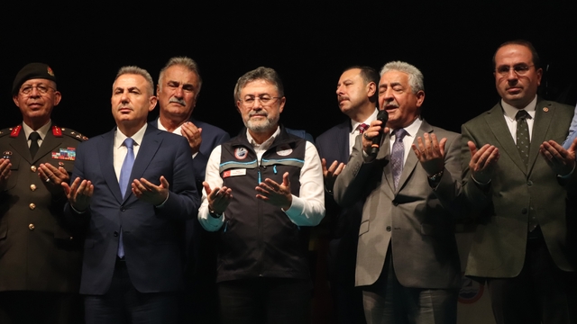 Bakan Yumaklı'dan balıkçılara 40 milyon liralık kredi müjdesi
İzmirli balıkçılar Bakan Yumaklı ile 'Vira Bismillah' dedi