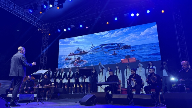 Fuar38'de Hatay Medeniyetler Korosu rüzgarı esti
Başkan Çolakbayrakdar: "Şehrin belleğinde oluşmuş olan bu fuar kültürünün ne denli köklü bir yer ettiğini burada görmüş olduk"