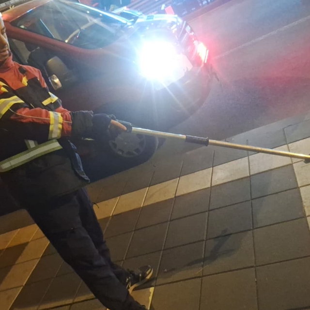 Cami bahçesine giren yılan itfaiye ekiplerince yakalandı
