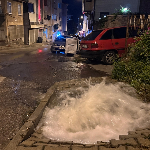 Samsun'da su borusu patladı, yolda su birikintileri oluştu