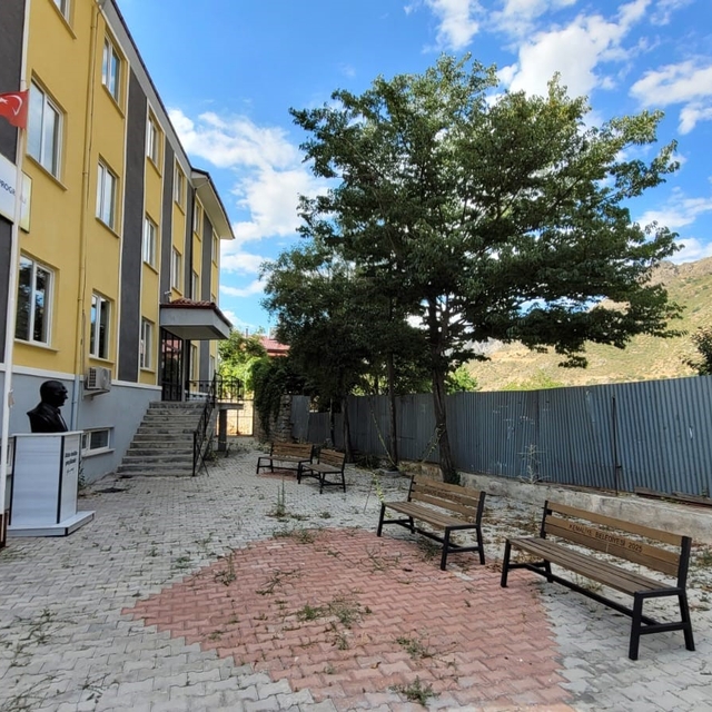 Kemaliye'de onarılmayan okul istinat duvarı tehlike oluşturuyor