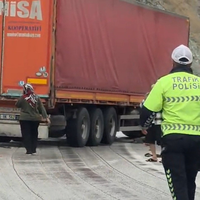Erzincan-Sivas kara yolunda tır bariyere çarptı