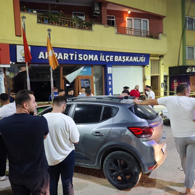 Otomobil AK Parti ilçe binasına daldı