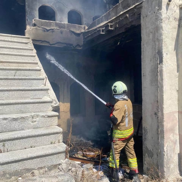 Antakya'da metruk bina yangını kontrol altına alındı