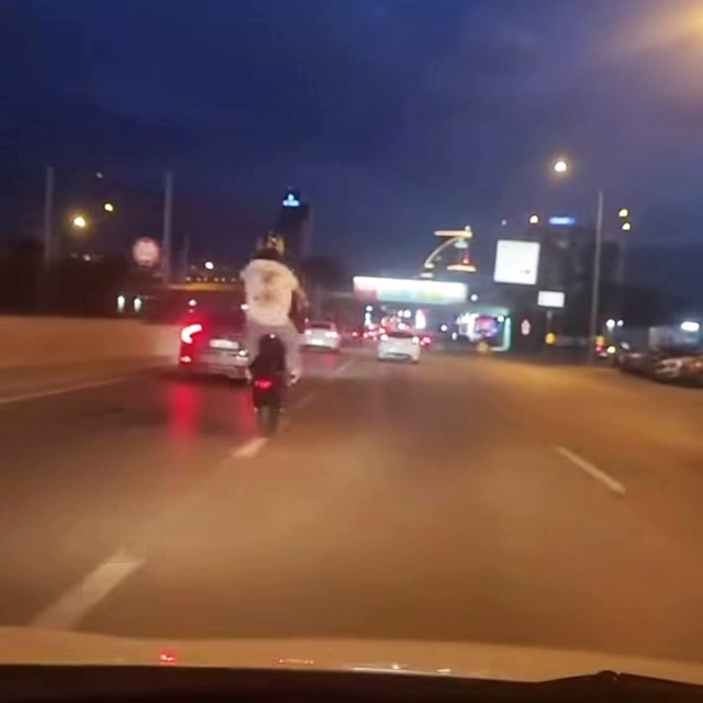 Bursa'da plakasız motosiklet sürücüsünün tehlikeli hareketi kamerada