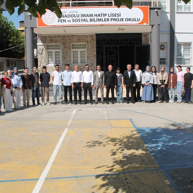 Erzin'de Kaymakam Akpınar, YKS'de başarı gösteren öğrencilerle bir araya ge...