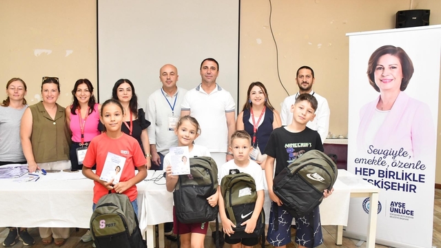 Büyükşehir Belediyesi'nden Beylikova'daki ilköğretim öğrencilerine çanta ve kırtasiye desteği