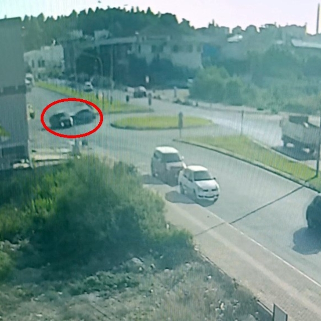 İki otomobilin kavşakta çarpışma anı kamerada