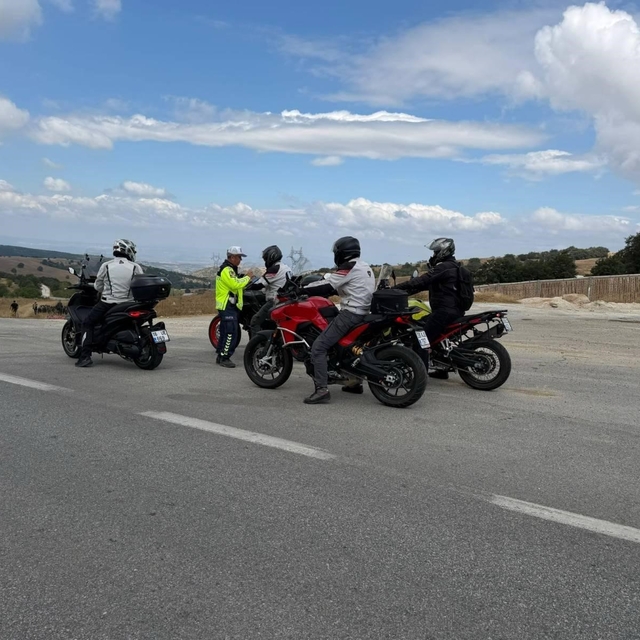 Motosiklet sürücülerine 'Reflektif Yelek Giy', 'Görünür Ol' uyarısı