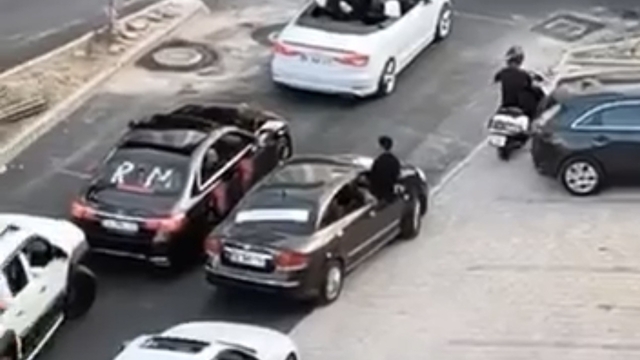 Bursa'da düğün konvoyu yolu trafiğe kapattı
