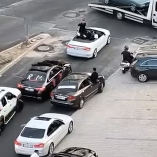 Bursa'da düğün konvoyu yolu trafiğe kapattı