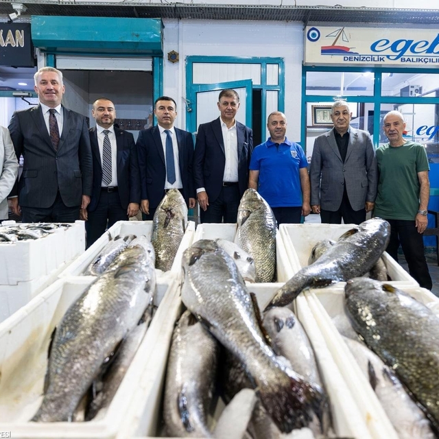 Başkan Tugay, sezonun ilk mezadına katıldı
Başkan Tugay: "Ekmeğini denizden...