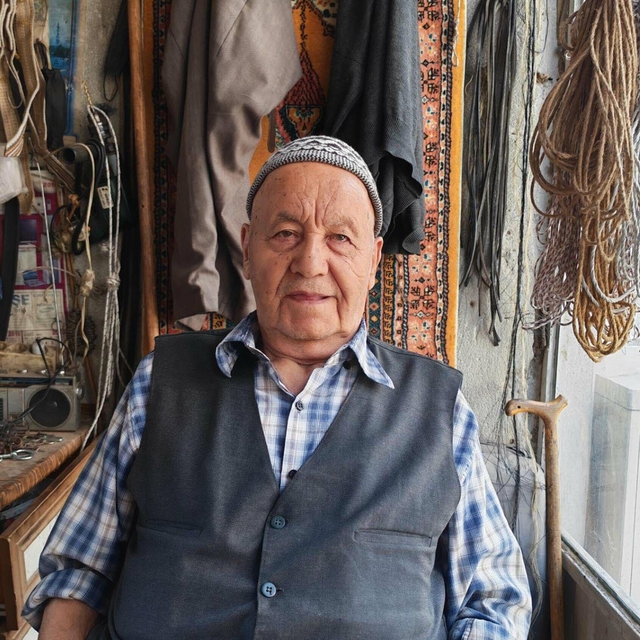 92 yaşındaki semer ustası, zanaatını yaşatmak için 2 bastonuyla dükkan açıy...