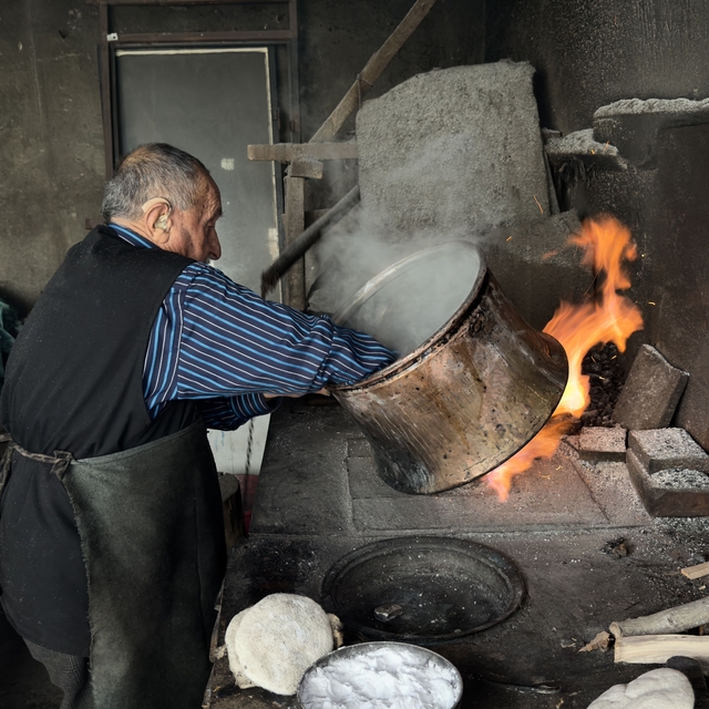 70 yıldır aynı ocağın başında kalay yaparak mesleği yaşatmaya çalışıyor