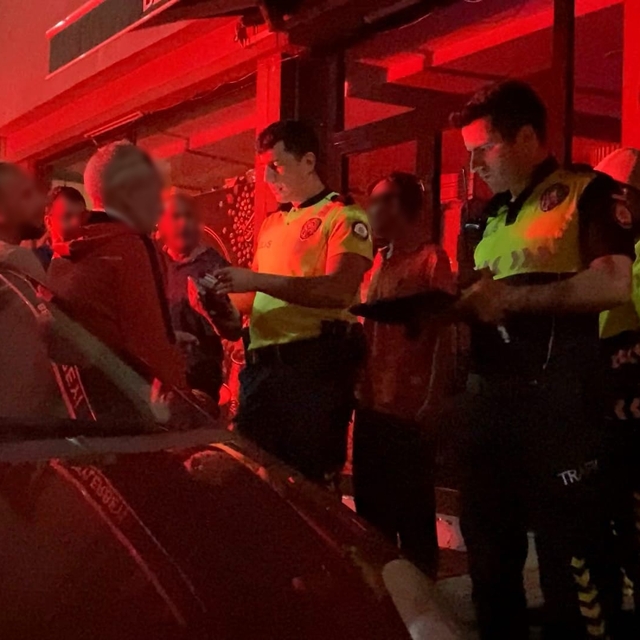 Alkollü şahıslar polisi çileden çıkardı