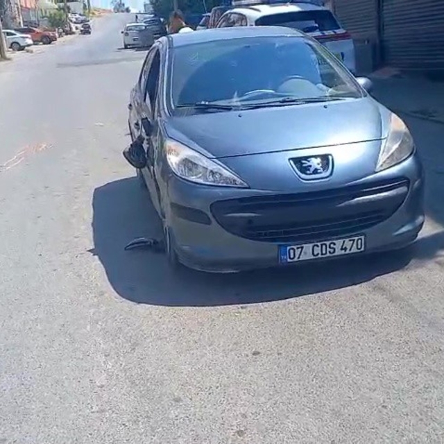 Manavgat'ta yolun karşı tarafına geçmeye çalışan yayaya otomobil çarptı