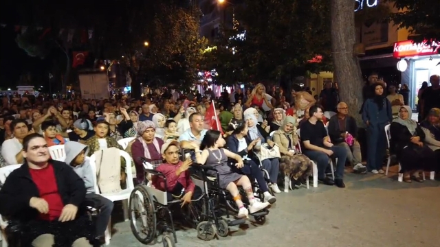 Başkan Dere'den yürek ısıtan jest
Başkan Semih Dere protokol koltuğunu özel çocuklara bıraktı