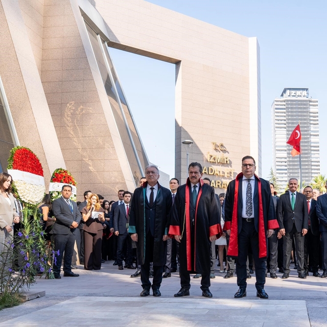 İzmir'de yeni adli yıl törenle açıldı