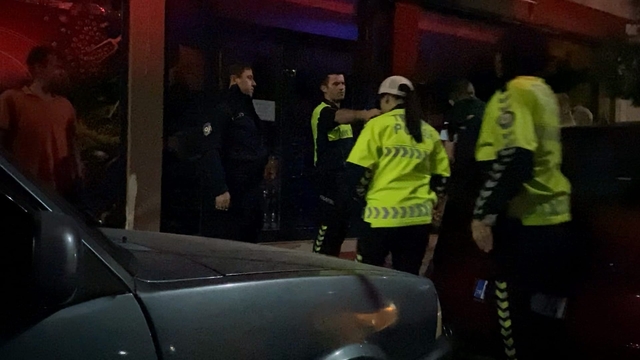 Ehliyetsiz ve alkollü sürücü ile yanındaki arkadaşları, polise zor anlar yaşattı