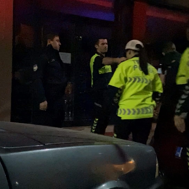 Ehliyetsiz ve alkollü sürücü ile yanındaki arkadaşları, polise zor anlar ya...