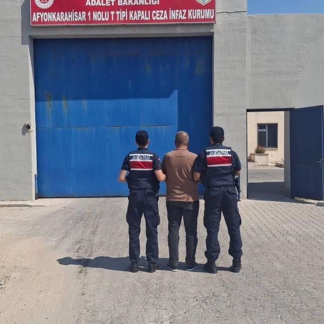 Jandarma çeşitli suçlardan aranan 24 kişiyi yakaladı