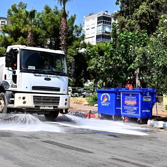 Muratpaşa'da çöp konteynerlerinde hijyen mesaisi