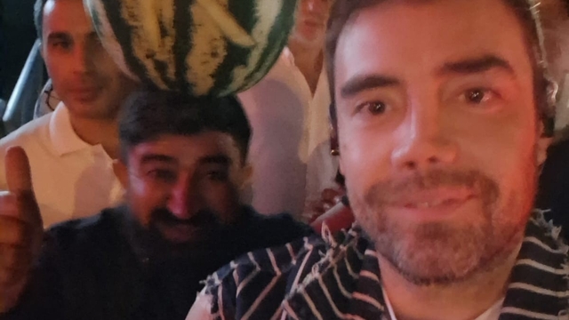 Kafasındaki karpuzla Murat Dalkılıç'la fotoğraf çekildi