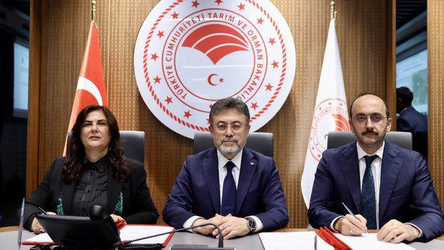 Deniz suyunu içme suyuna dönüştürecek dev proje yıl sonunda tamamlanıyor
Bakan Yumaklı: "Sene sonuna kadar projesi bitecek"