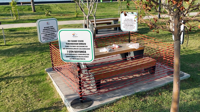 İskenderun sahilinde kirli bırakılan ahşap oturma grubu sergileniyor