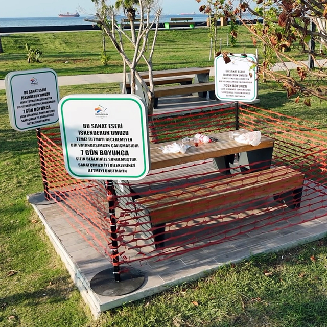 İskenderun sahilinde kirli bırakılan ahşap oturma grubu sergileniyor