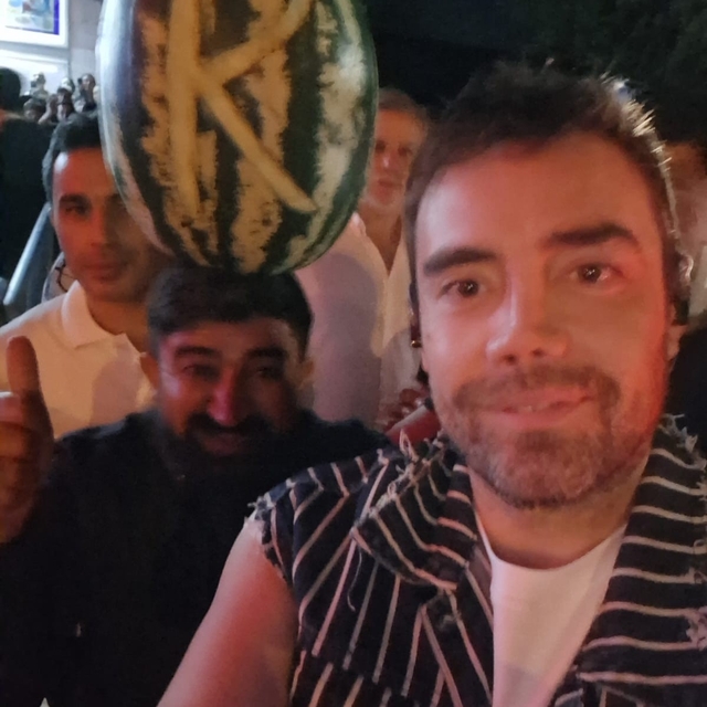 Kafasındaki karpuzla Murat Dalkılıç'la fotoğraf çekildi