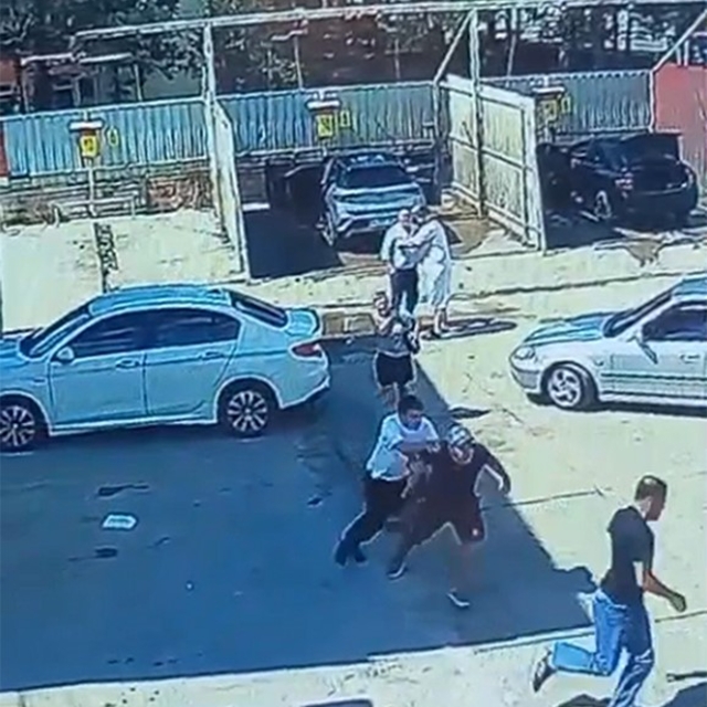 Tartıştıkları şahsı darp eden baba ile iki oğlu tutuklandı