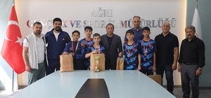 İl Müdürü Ahmet Çelebi'den Türkiye Üçüncüsü Badminton takımına tebrik
