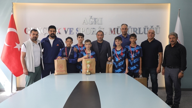 İl Müdürü Ahmet Çelebi'den Türkiye Üçüncüsü Badminton takımına tebrik