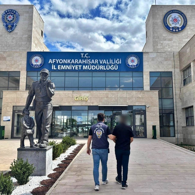 Çocuk müstehcenligi suçundan aranan şahsı polis yakaladı