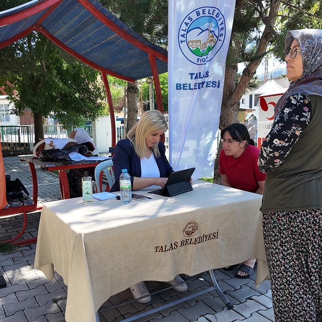 Talas'ta çocuklar kitapla, büyükler beyaz masa ile buluştu
