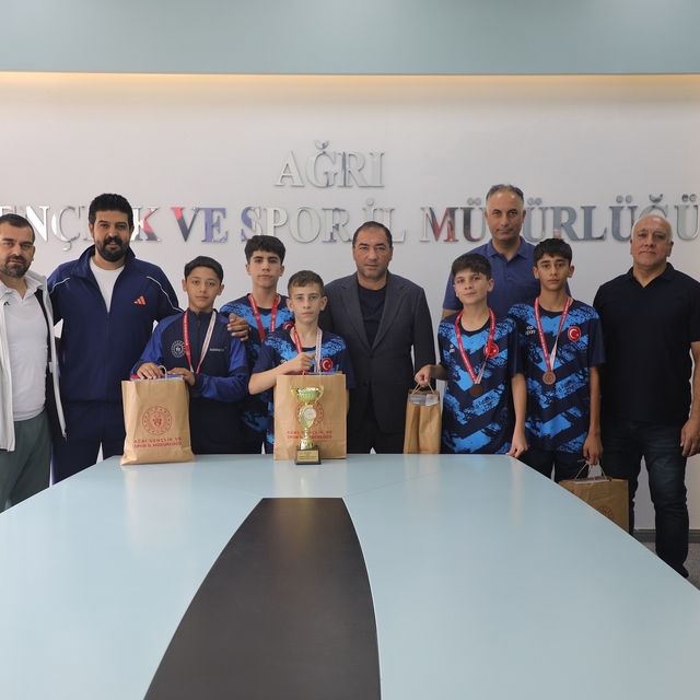 İl Müdürü Ahmet Çelebi'den Türkiye Üçüncüsü Badminton takımına tebrik