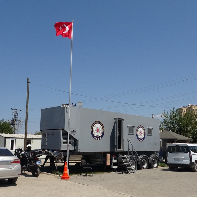 Madde bağımlılarının sokakta sopalarla kovalandığı mahallede huzur ve güven...