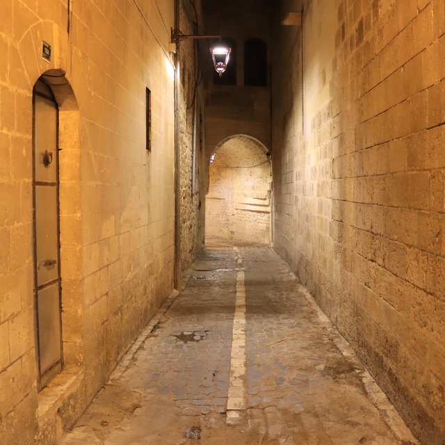 Şanlıurfa'da tarihi sokaklar ışıklandırıldı